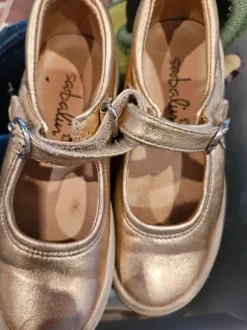 Tolle goldene Lederschuhe 26