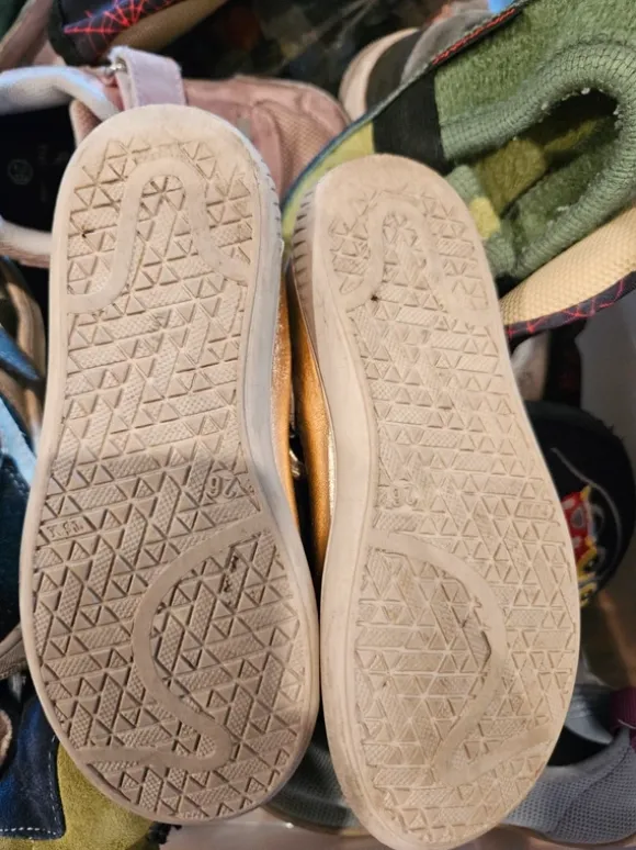 Tolle goldene Lederschuhe 26