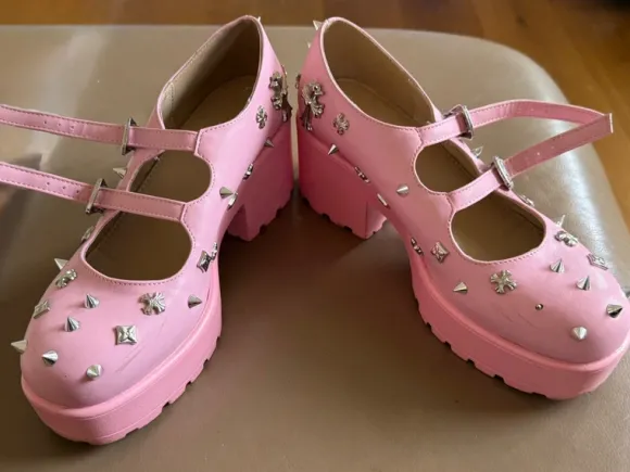 Tolle seltene rosa Koi Footwear Devil Blushes Plateau-Mary-Janes mit Nieten Größe 40