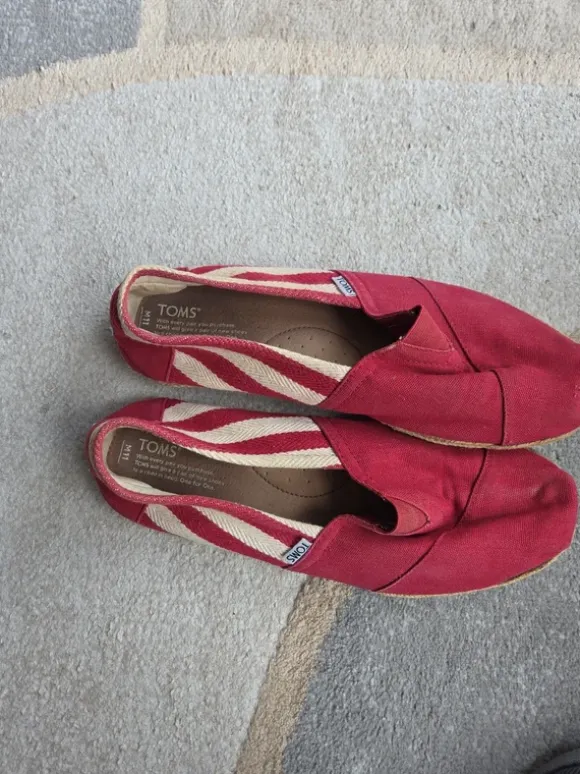 TOMS Espadrilles / Slipper – Rot mit Streifen