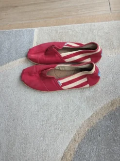 TOMS Espadrilles / Slipper – Rot mit Streifen
