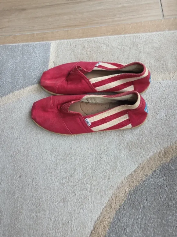 TOMS Espadrilles / Slipper – Rot mit Streifen