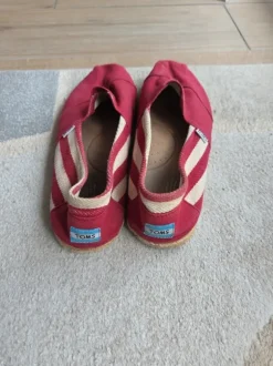 TOMS Espadrilles / Slipper – Rot mit Streifen