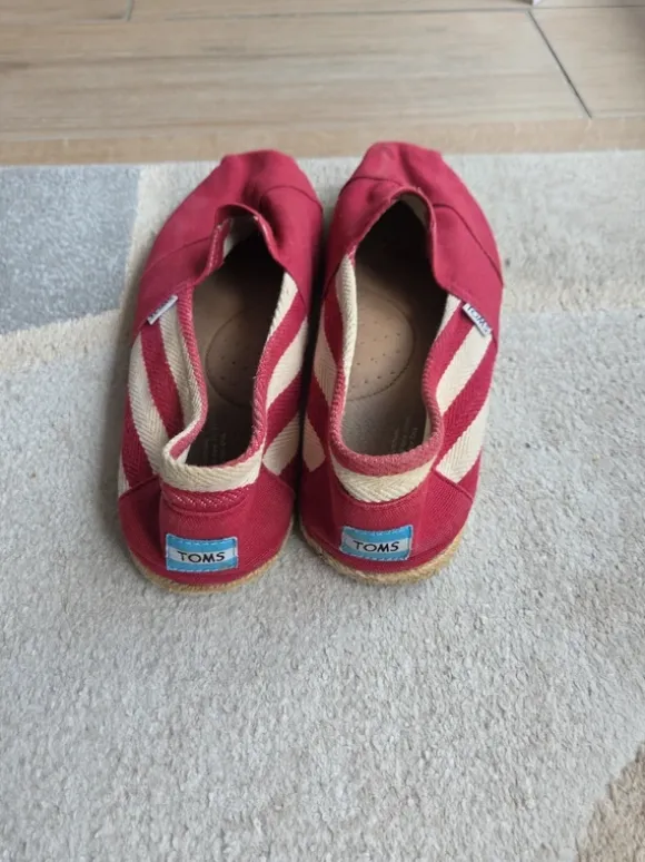 TOMS Espadrilles / Slipper – Rot mit Streifen