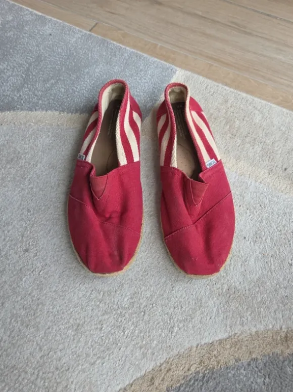 TOMS Espadrilles / Slipper – Rot mit Streifen