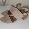 TOMS Poppy Sandalen mit Blockabsatz aus neutralem, beigem Wildleder