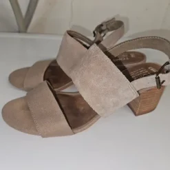 TOMS Poppy Sandalen mit Blockabsatz aus neutralem, beigem Wildleder