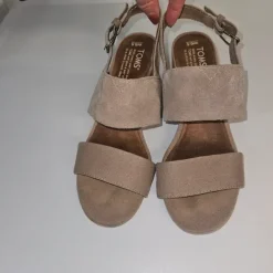 TOMS Poppy Sandalen mit Blockabsatz aus neutralem, beigem Wildleder