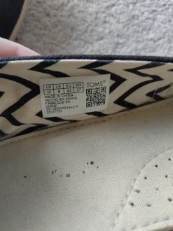 Toms schwarz