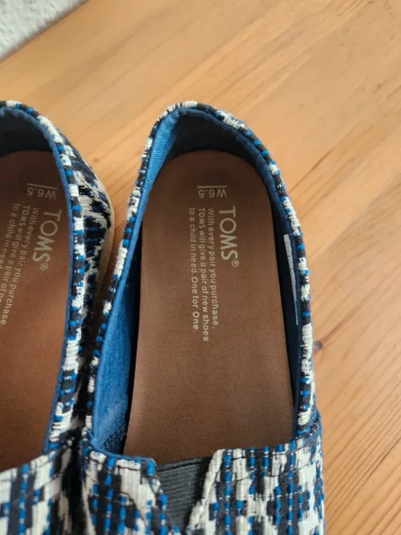 Toms Stoffschuhe mit blauem Muster Gr. 37