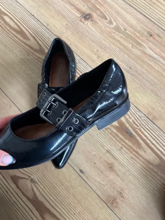 trendy pointy ballerinas