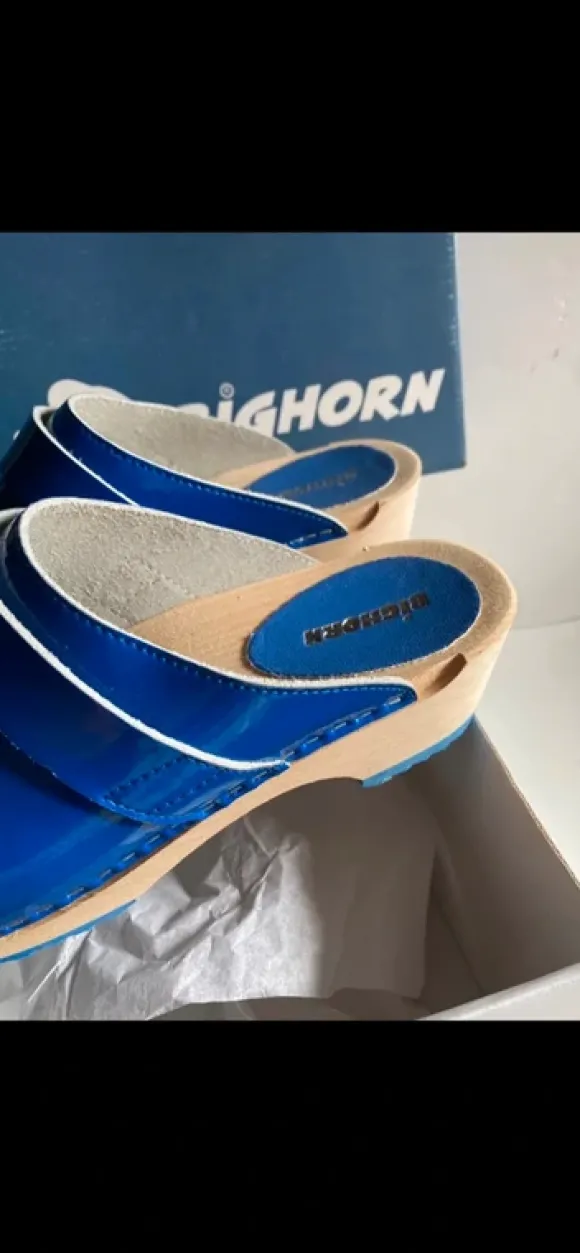 Très jolie paire de sabots bleu verni T:39