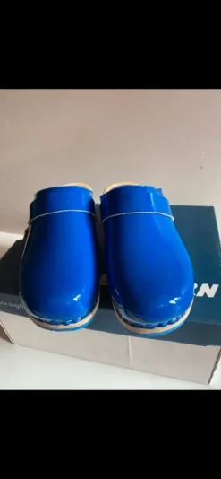 Très jolie paire de sabots bleu verni T:39