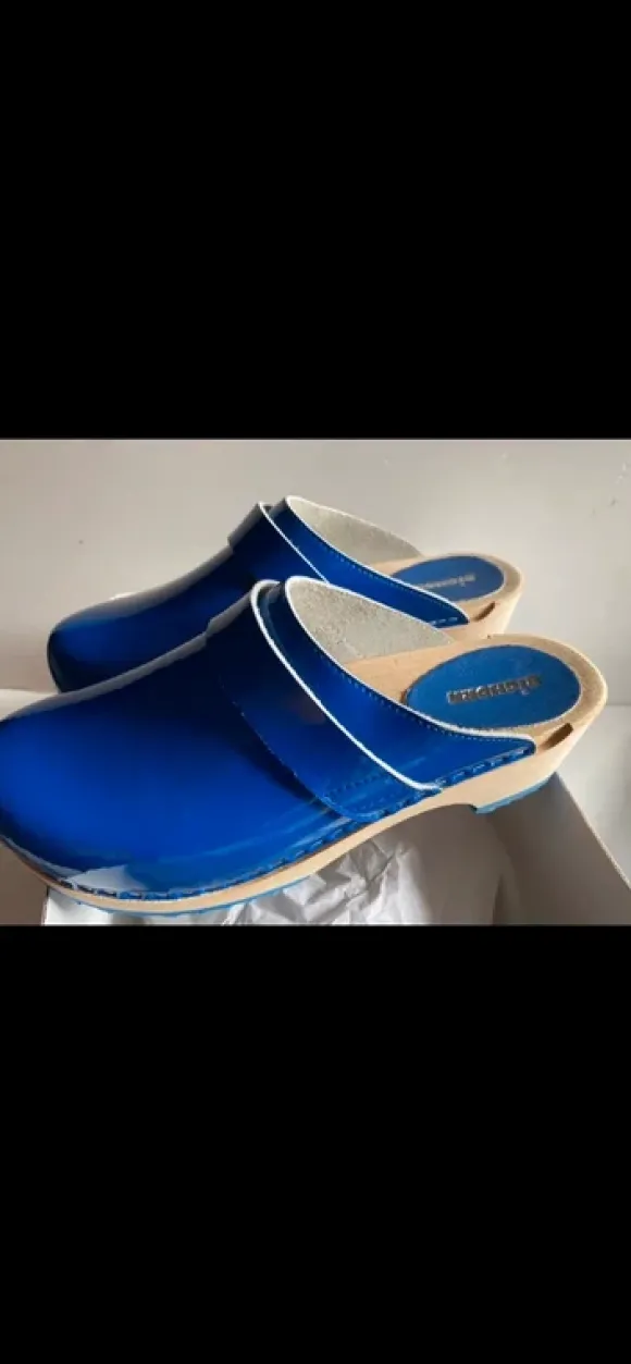 Très jolie paire de sabots bleu verni T:39