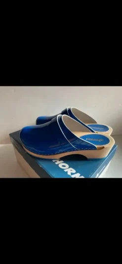 Très jolie paire de sabots bleu verni T:39