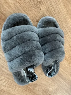 UGG Fluff Yeah Slides in Grau