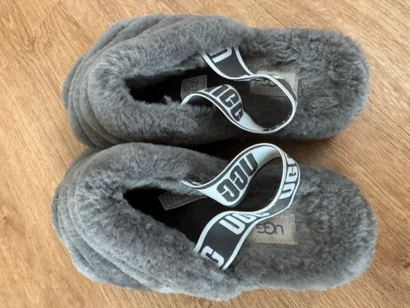 UGG Fluff Yeah Slides in Grau