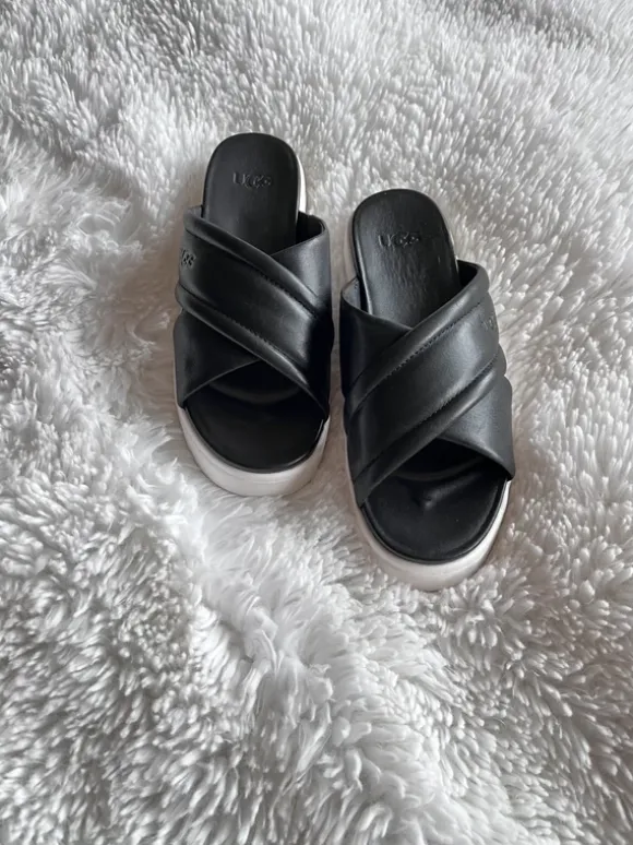 UGG Sandalen / Pantoletten Gr 37