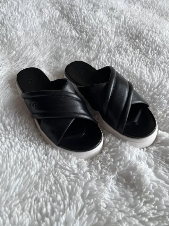 UGG Sandalen / Pantoletten Gr 37