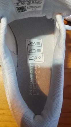 Under Armour. Damen-Sneaker, Größe 40.