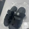 Ungetragene Sandalen