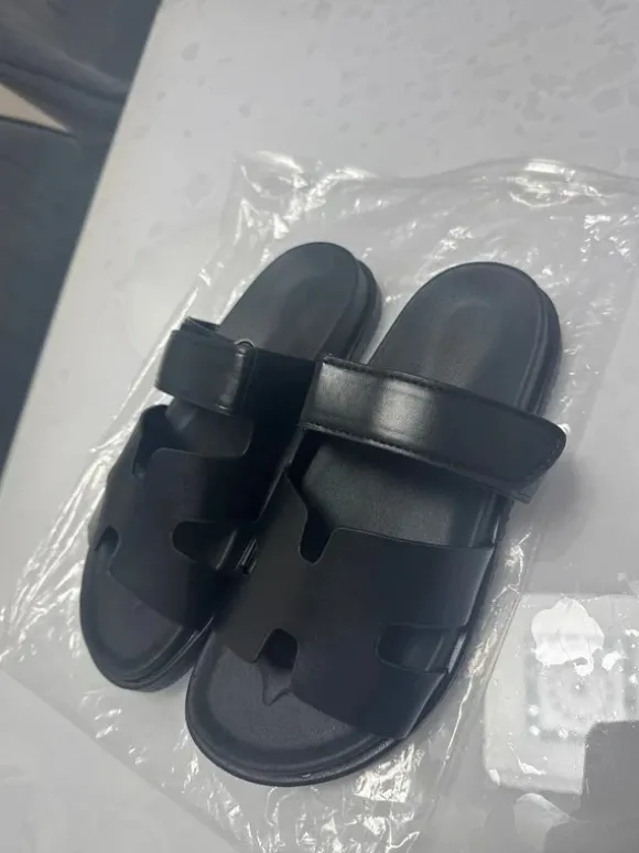 Ungetragene Sandalen