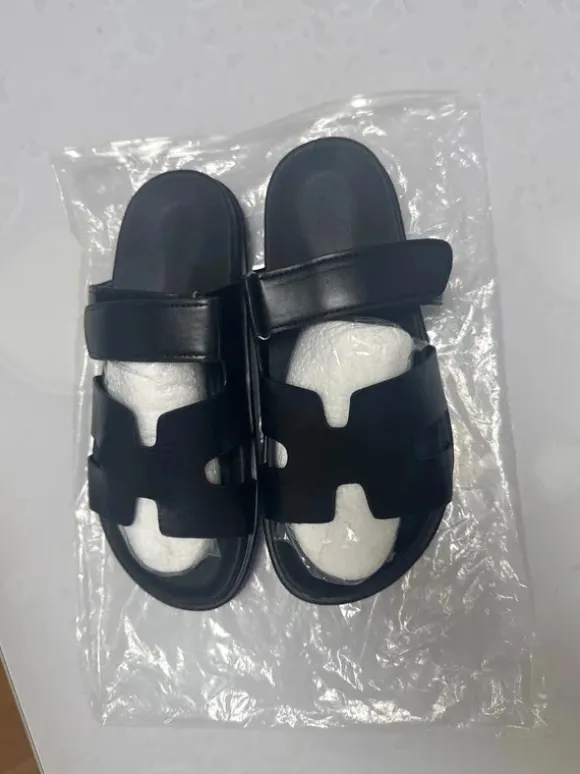 Ungetragene Sandalen