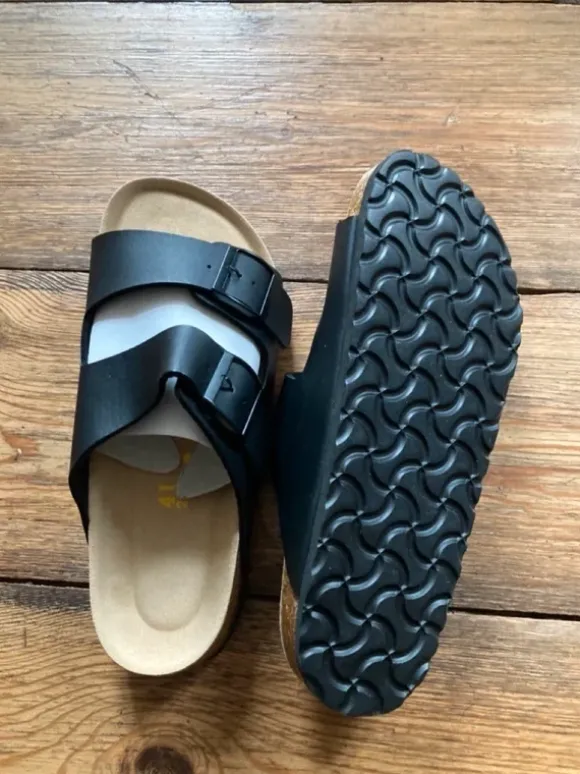 ungetragene Sandalen