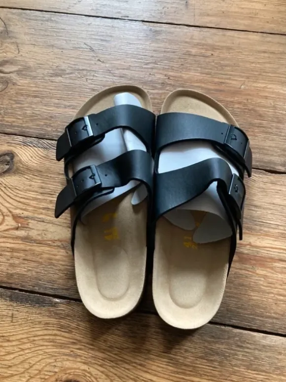 ungetragene Sandalen