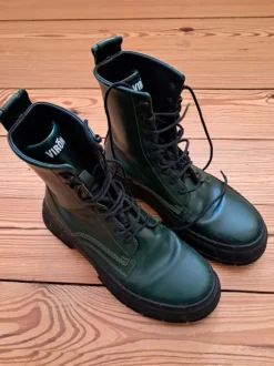 Virón Combat Boots in vegan leather made from apple, natural material