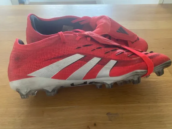 Voetbal schoenen. Adidas predator
