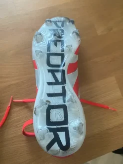 Voetbal schoenen. Adidas predator