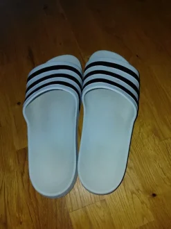 Weiße Adiletten