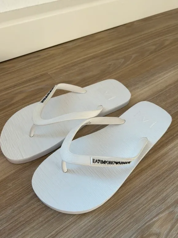 Weiße Flipflops von Emporio Armani