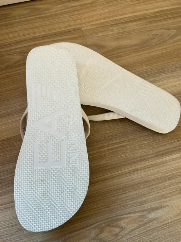 Weiße Flipflops von Emporio Armani