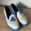 Weiße Leder-Loafer mit blauen Details