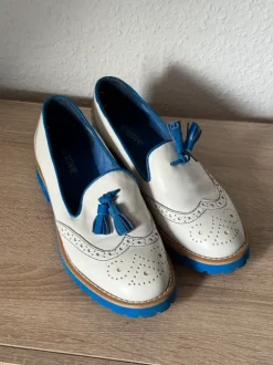 Weiße Leder-Loafer mit blauen Details