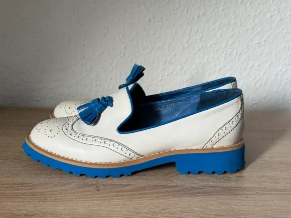 Weiße Leder-Loafer mit blauen Details