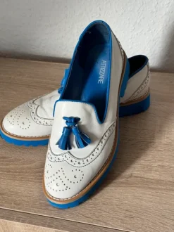 Weiße Leder-Loafer mit blauen Details