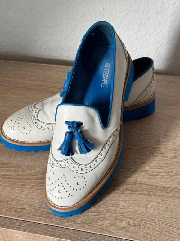 Weiße Leder-Loafer mit blauen Details