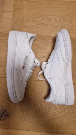 Weiße Reeboks