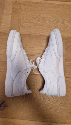 Weiße Reeboks