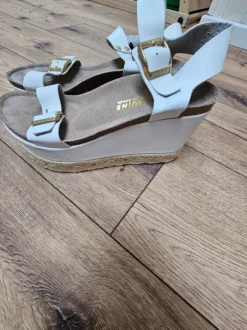 Weiße Sandalen