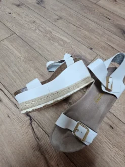 Weiße Sandalen