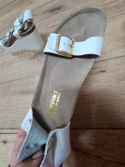 Weiße Sandalen