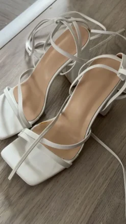 Weiße Schnürsandaletten mit Blockabsatz 👡