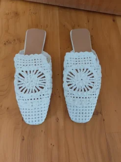 Weiße Slipper
