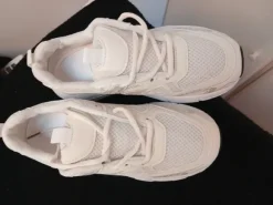 Weiße Sneaker