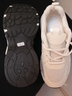 Weiße Sneaker
