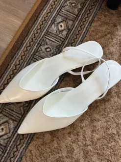 Weiße spitze Slingback-Pumps